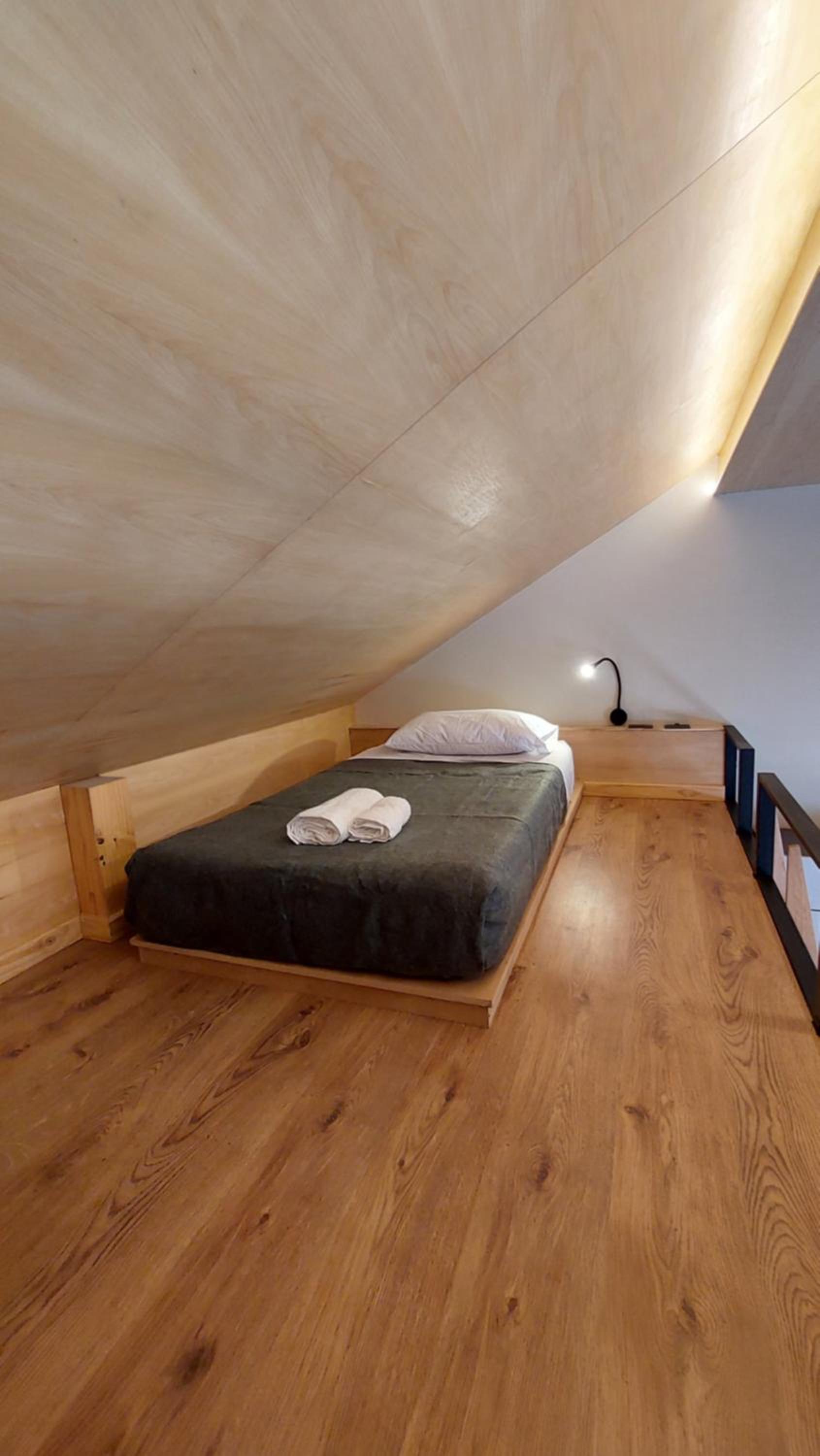 Hermoso monoambiente con entrepiso, para 3 personas, excelente ubicación y vista. 23V5