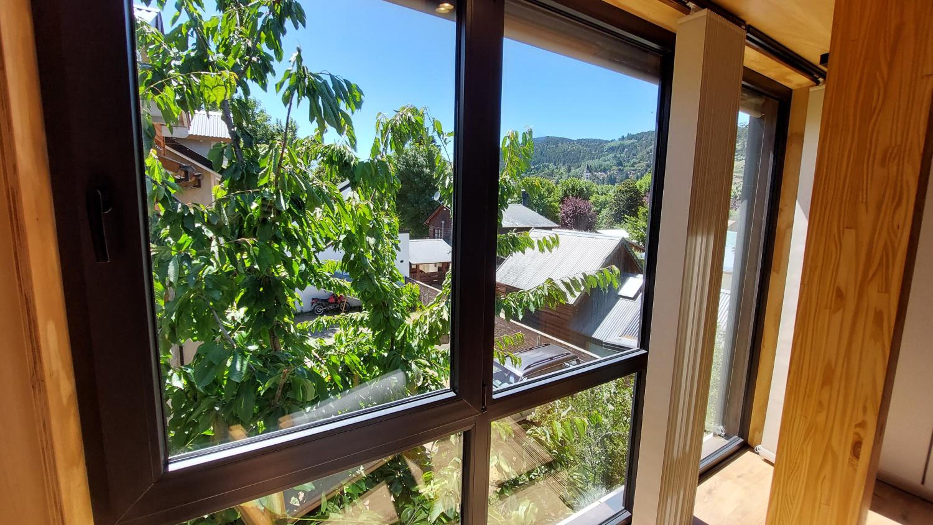 Hermoso monoambiente con entrepiso, para 3 personas, excelente ubicación y vista. 23V5