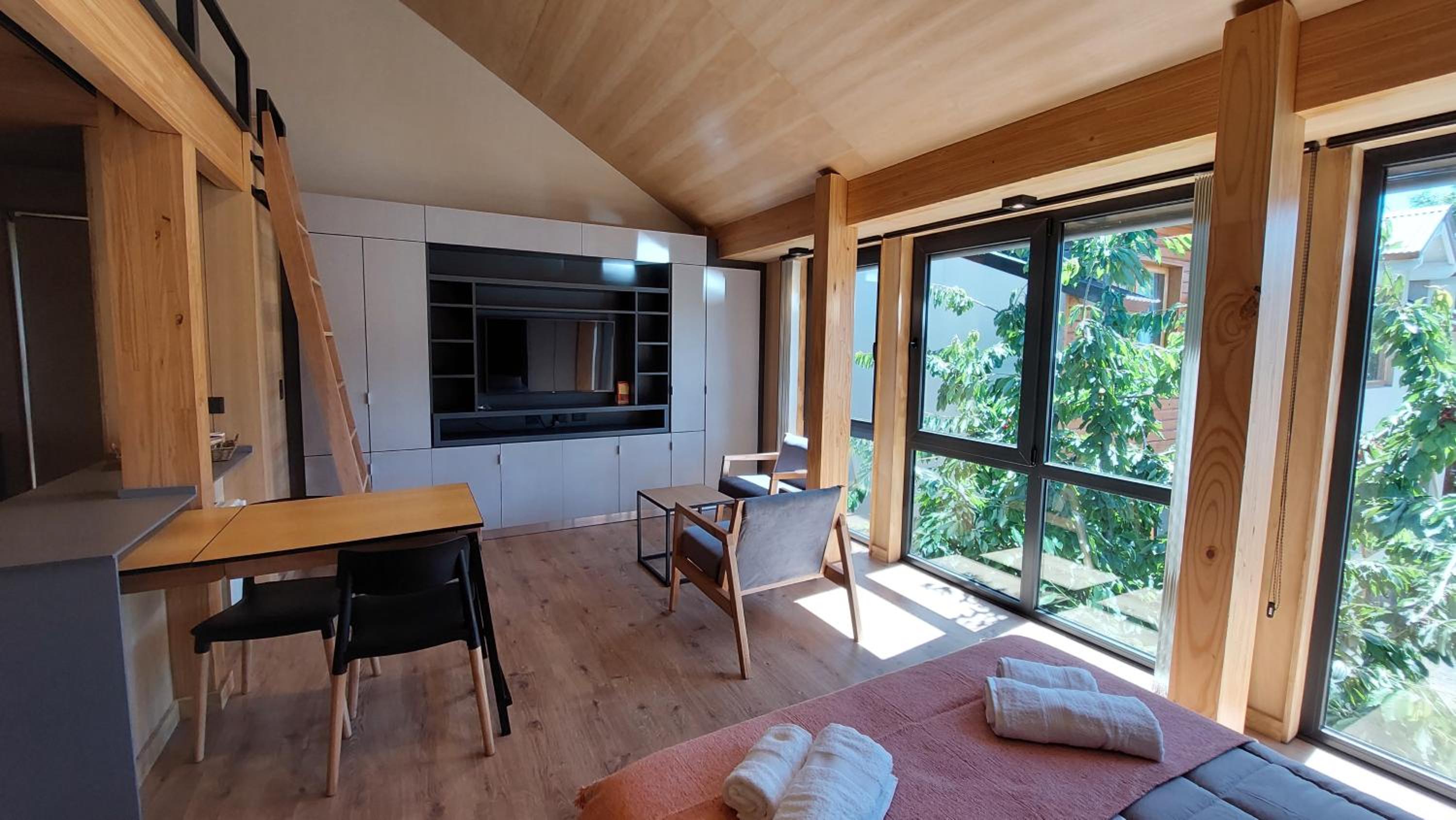 Hermoso monoambiente con entrepiso, para 3 personas, excelente ubicación y vista. 23V5