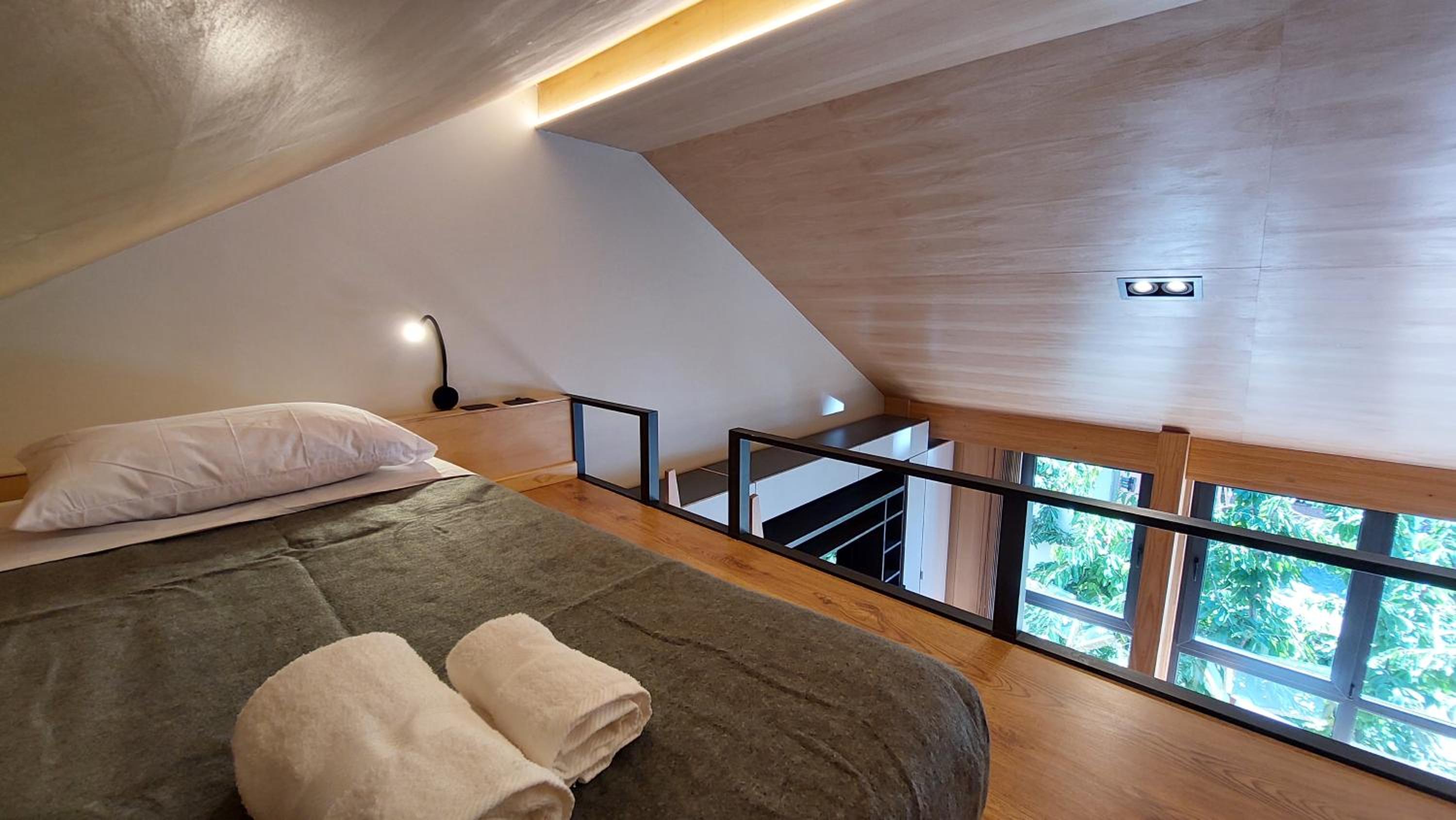 Hermoso monoambiente con entrepiso, para 3 personas, excelente ubicación y vista. 23V5