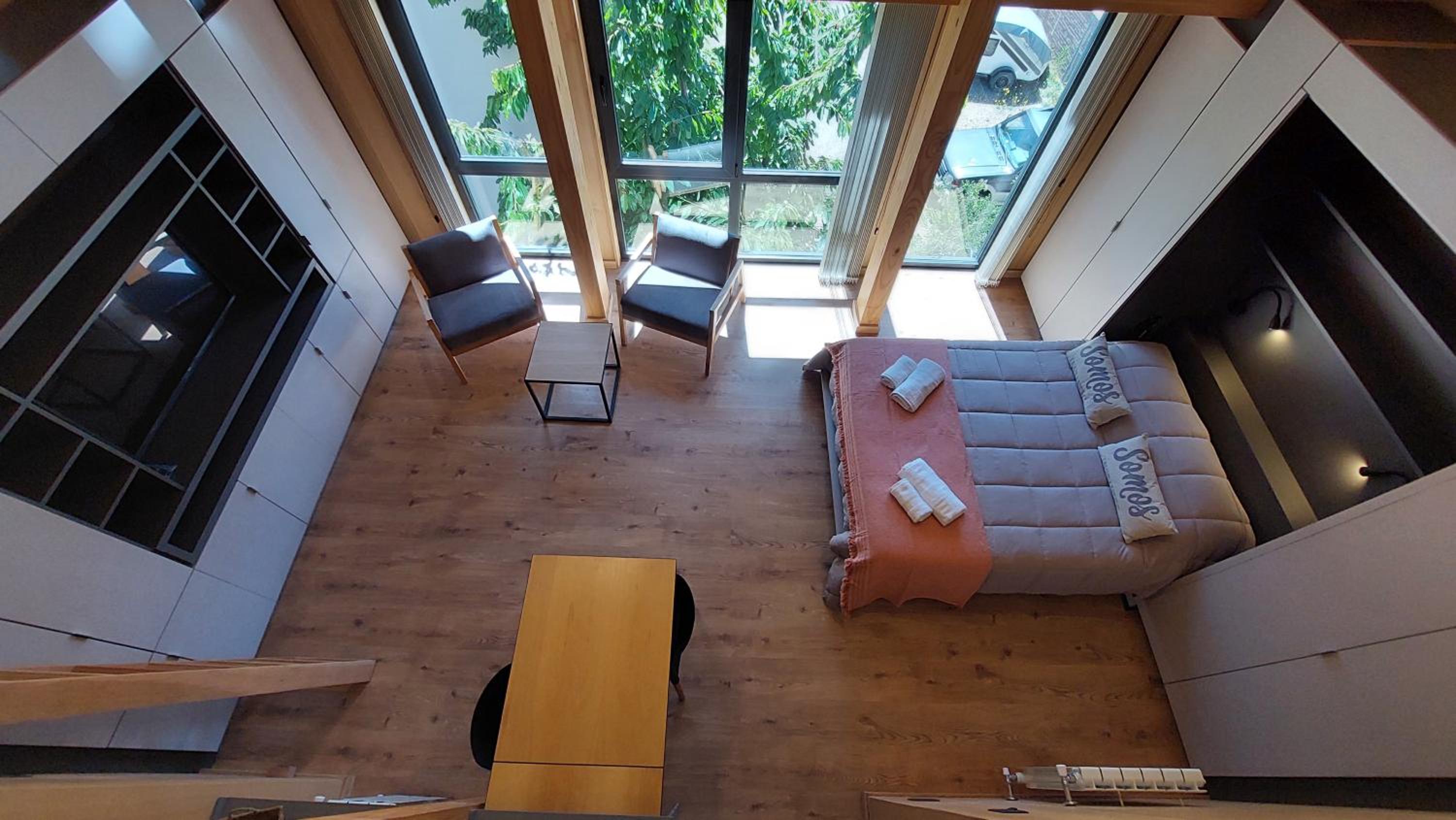 Hermoso monoambiente con entrepiso, para 3 personas, excelente ubicación y vista. 23V5