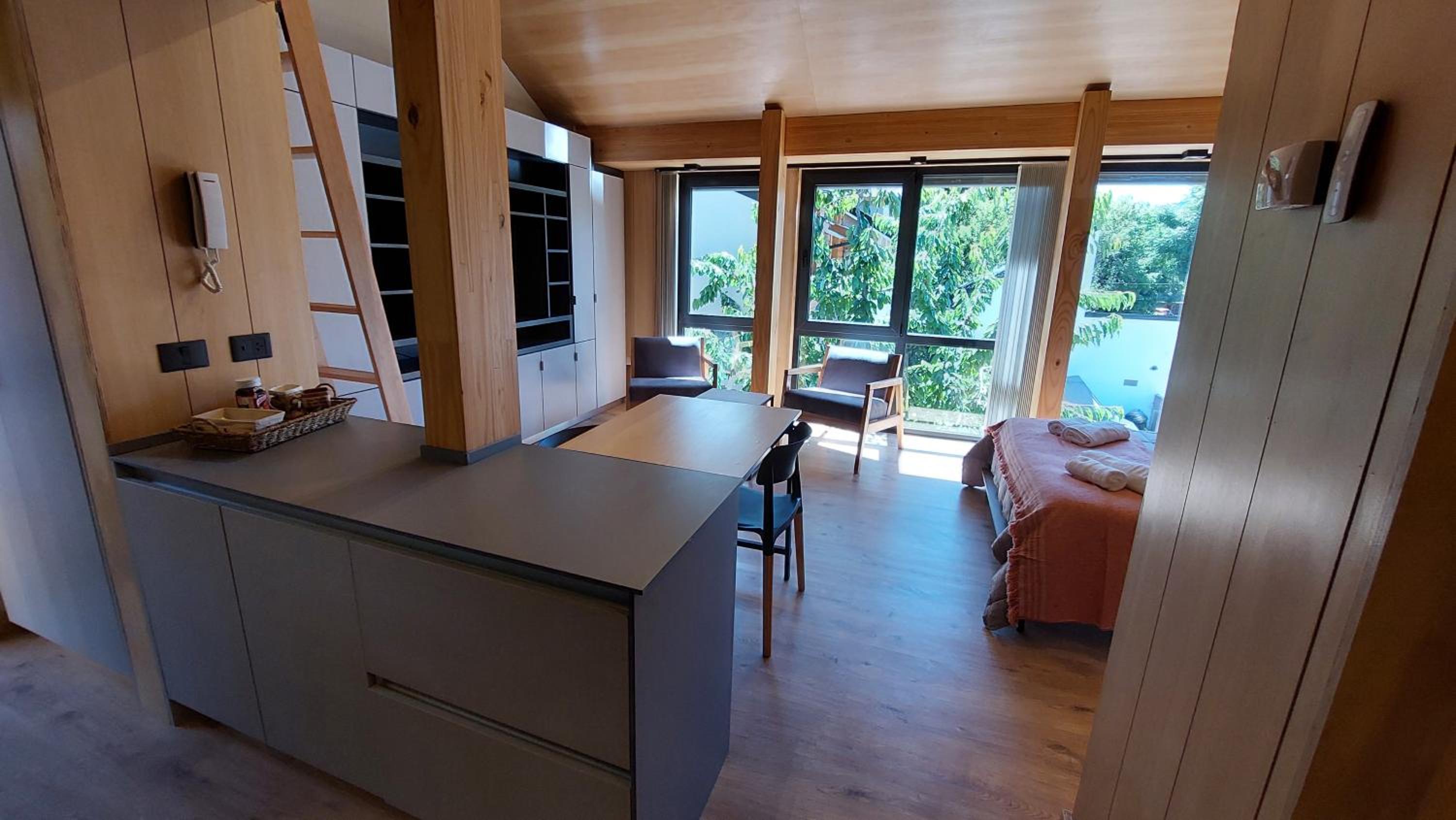 Hermoso monoambiente con entrepiso, para 3 personas, excelente ubicación y vista. 23V5