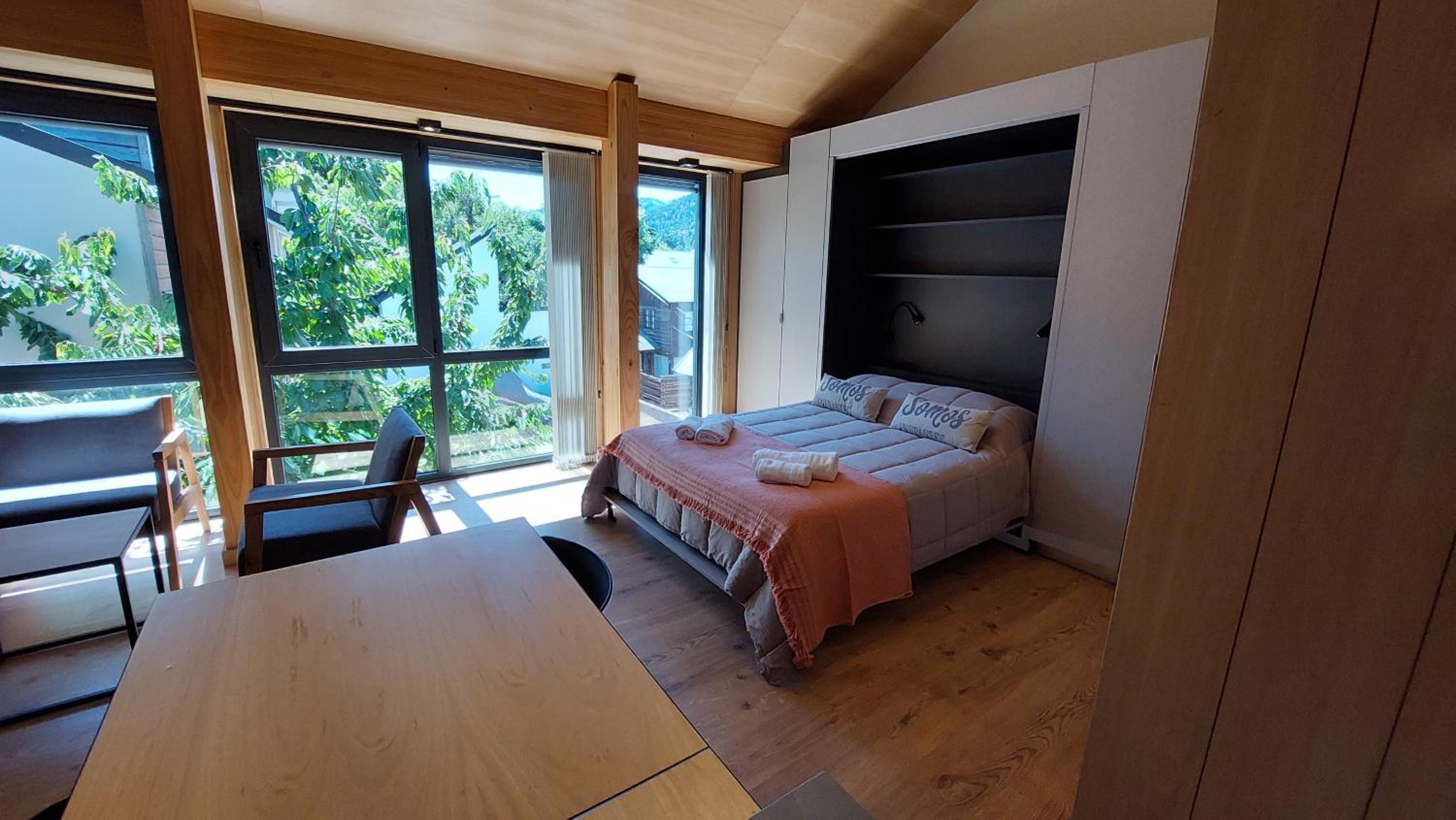 Hermoso monoambiente con entrepiso, para 3 personas, excelente ubicación y vista. 23V5