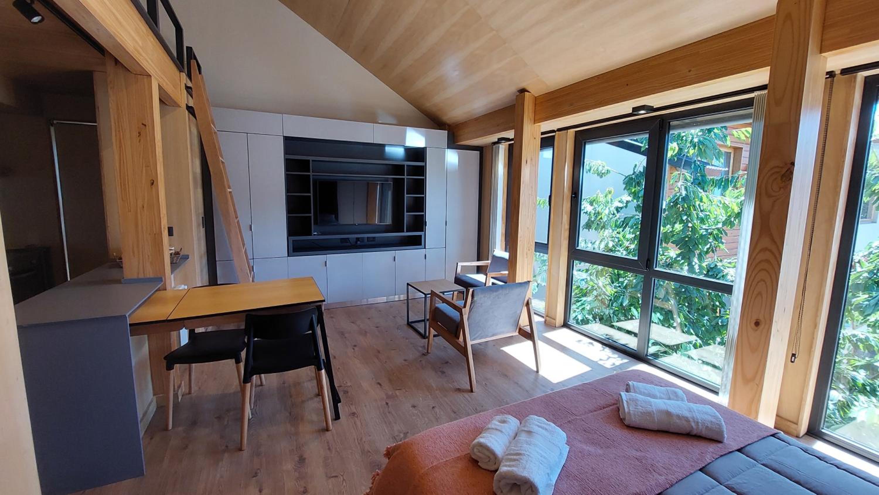 Hermoso monoambiente con entrepiso, para 3 personas, excelente ubicación y vista. 23V5