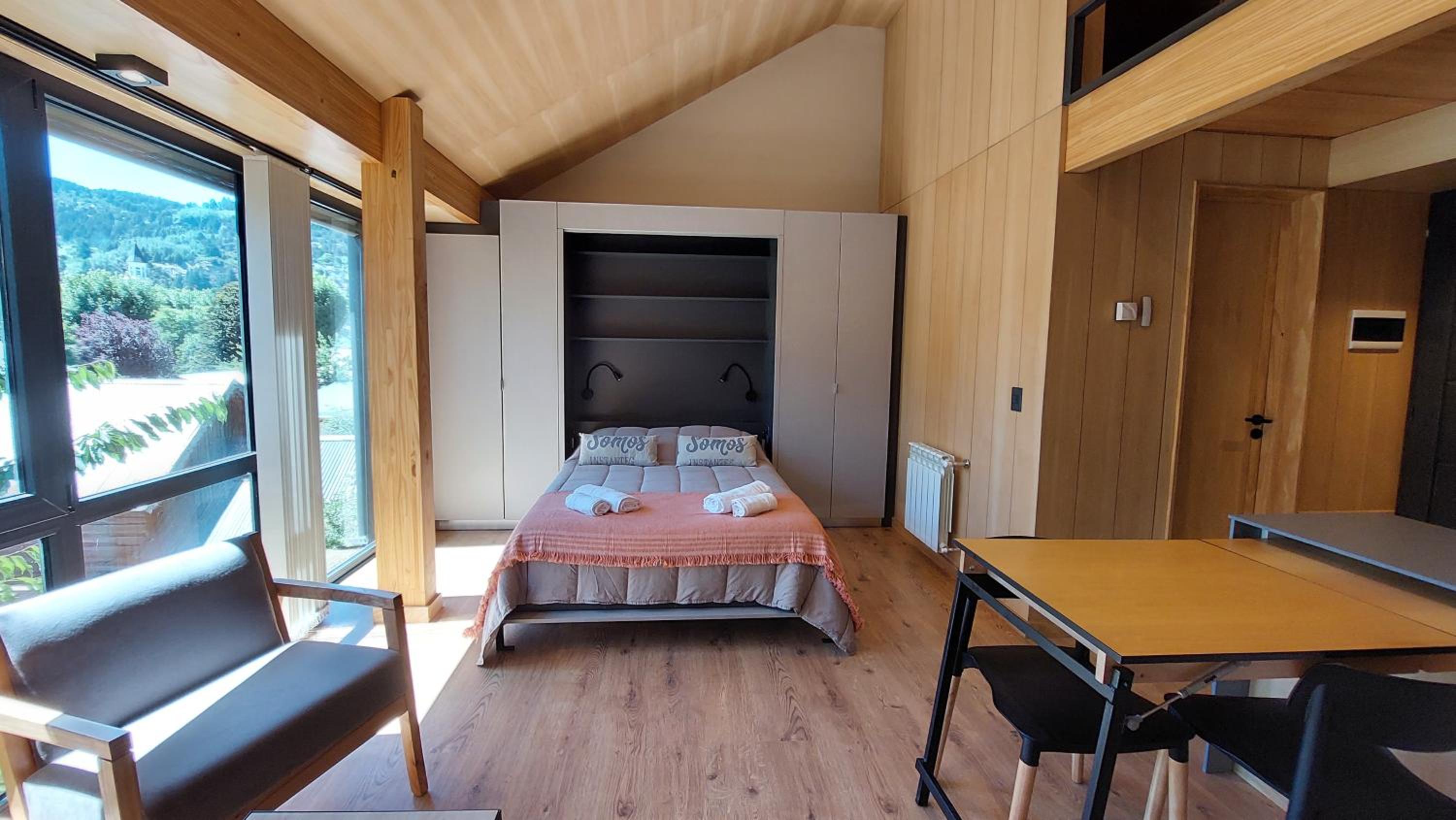 Hermoso monoambiente con entrepiso, para 3 personas, excelente ubicación y vista. 23V5