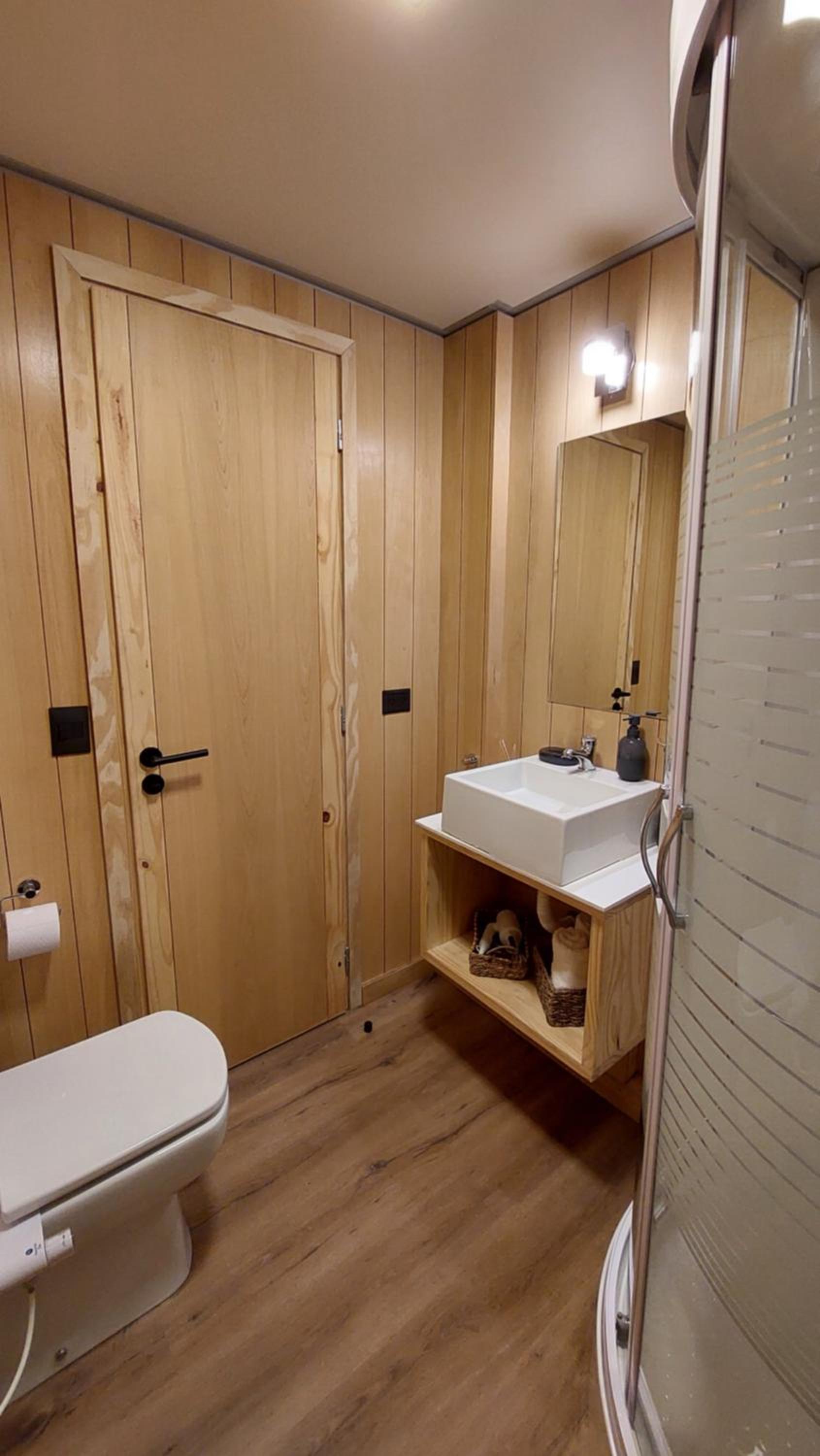 Hermoso monoambiente con entrepiso, para 3 personas, excelente ubicación y vista. 23V5