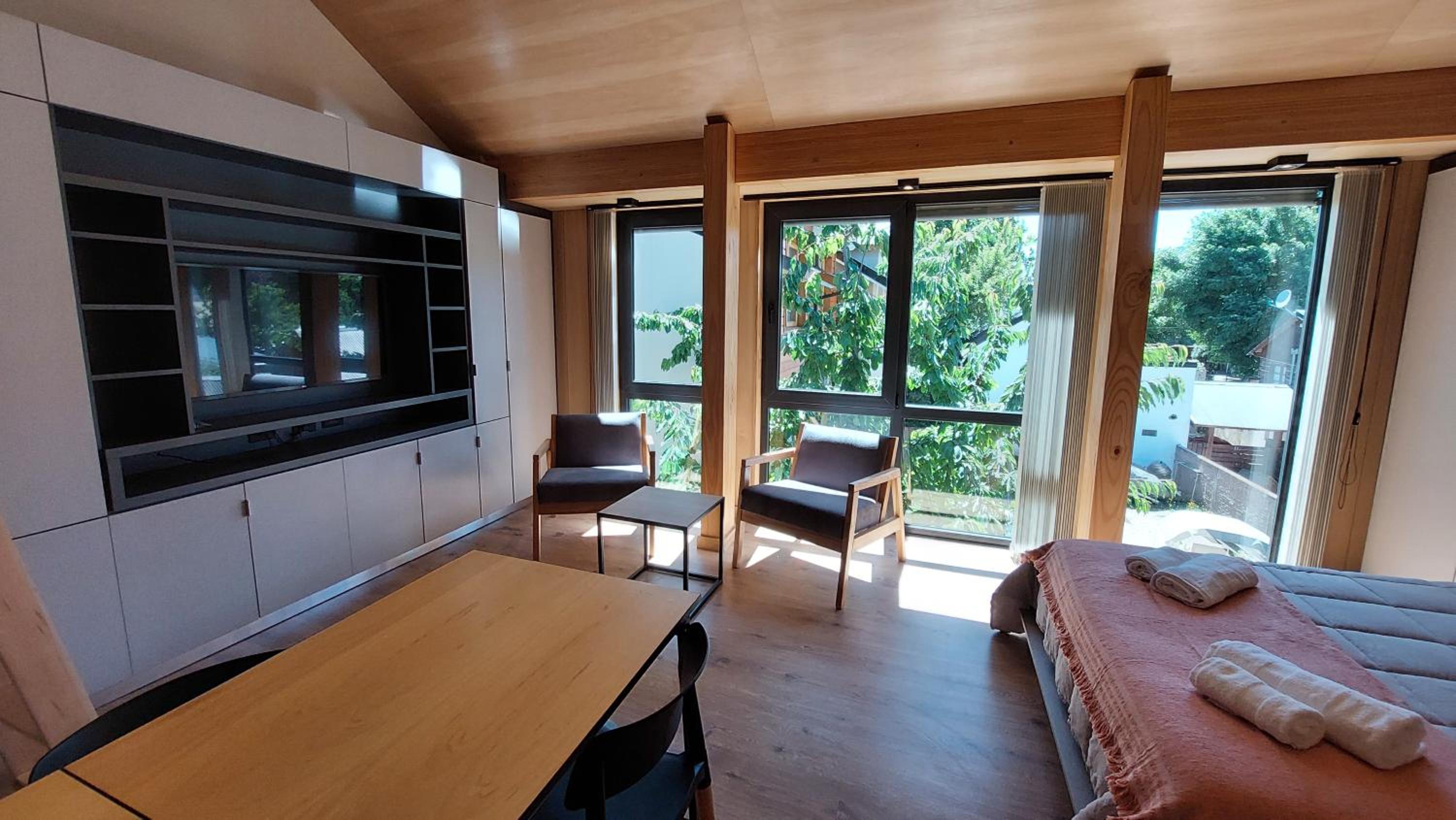 Hermoso monoambiente con entrepiso, para 3 personas, excelente ubicación y vista. 23V5