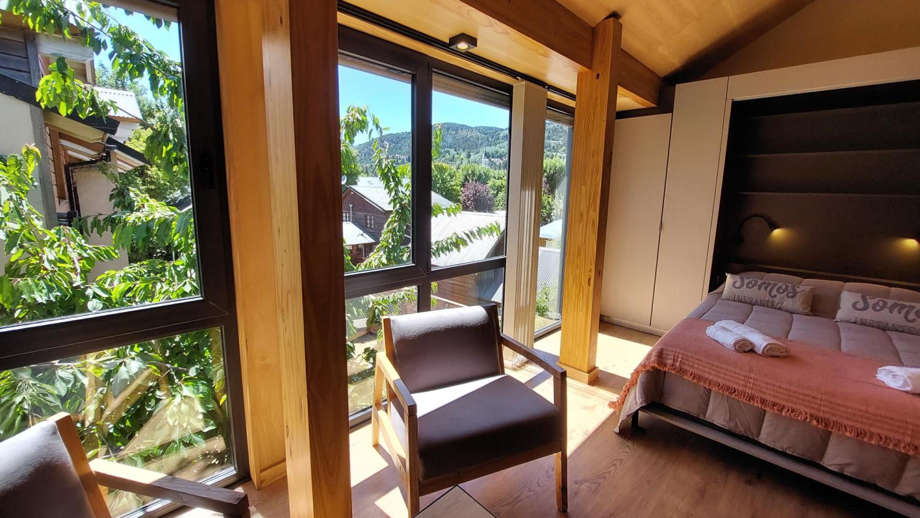 Hermoso monoambiente con entrepiso, para 3 personas, excelente ubicación y vista. 23V5