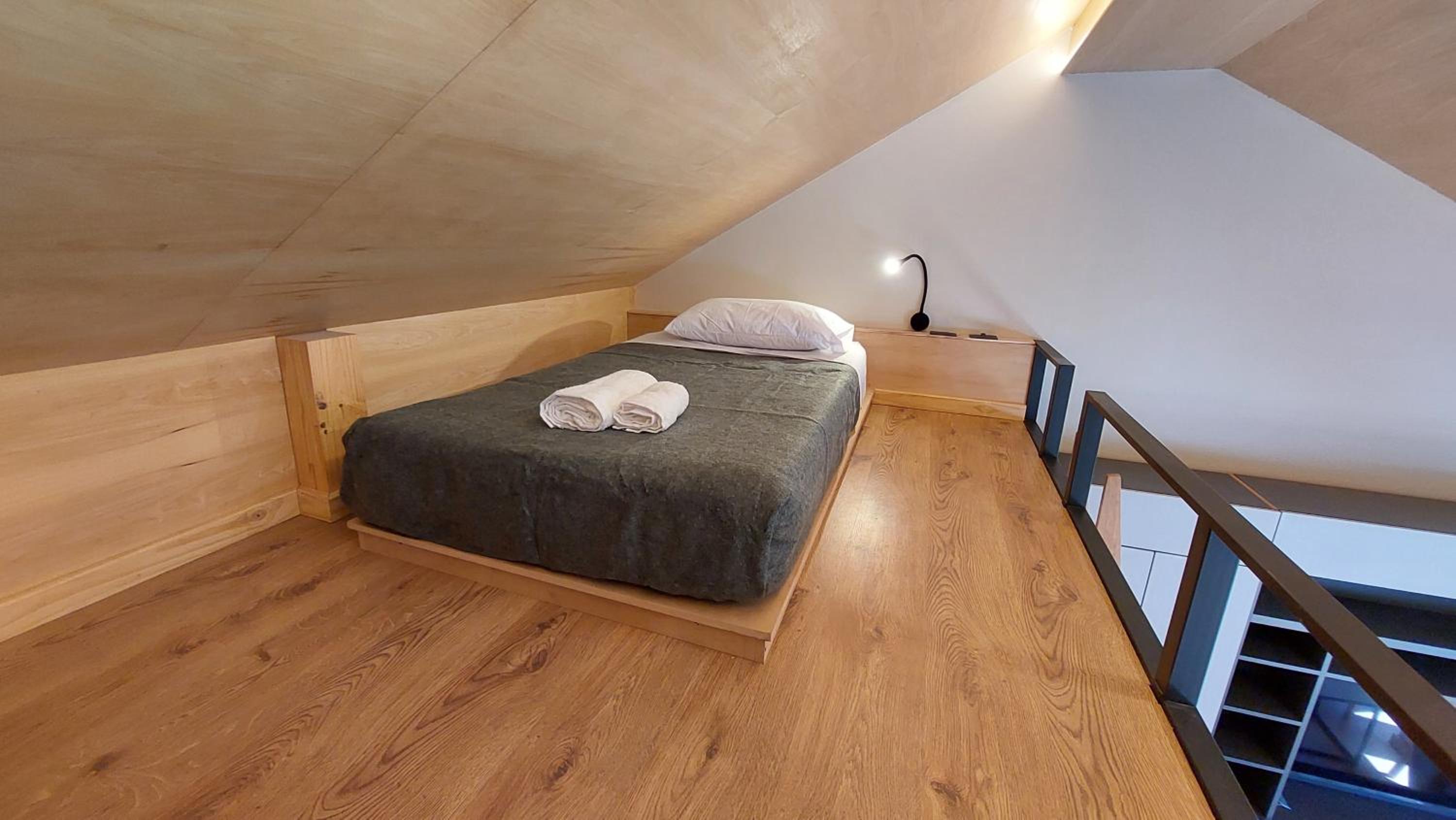 Hermoso monoambiente con entrepiso, para 3 personas, excelente ubicación y vista. 23V5
