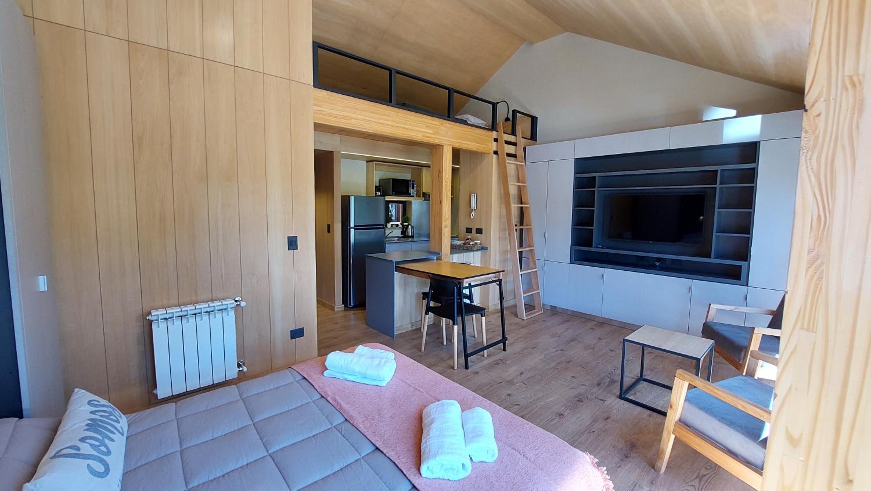 Hermoso monoambiente con entrepiso, para 3 personas, excelente ubicación y vista. 23V5