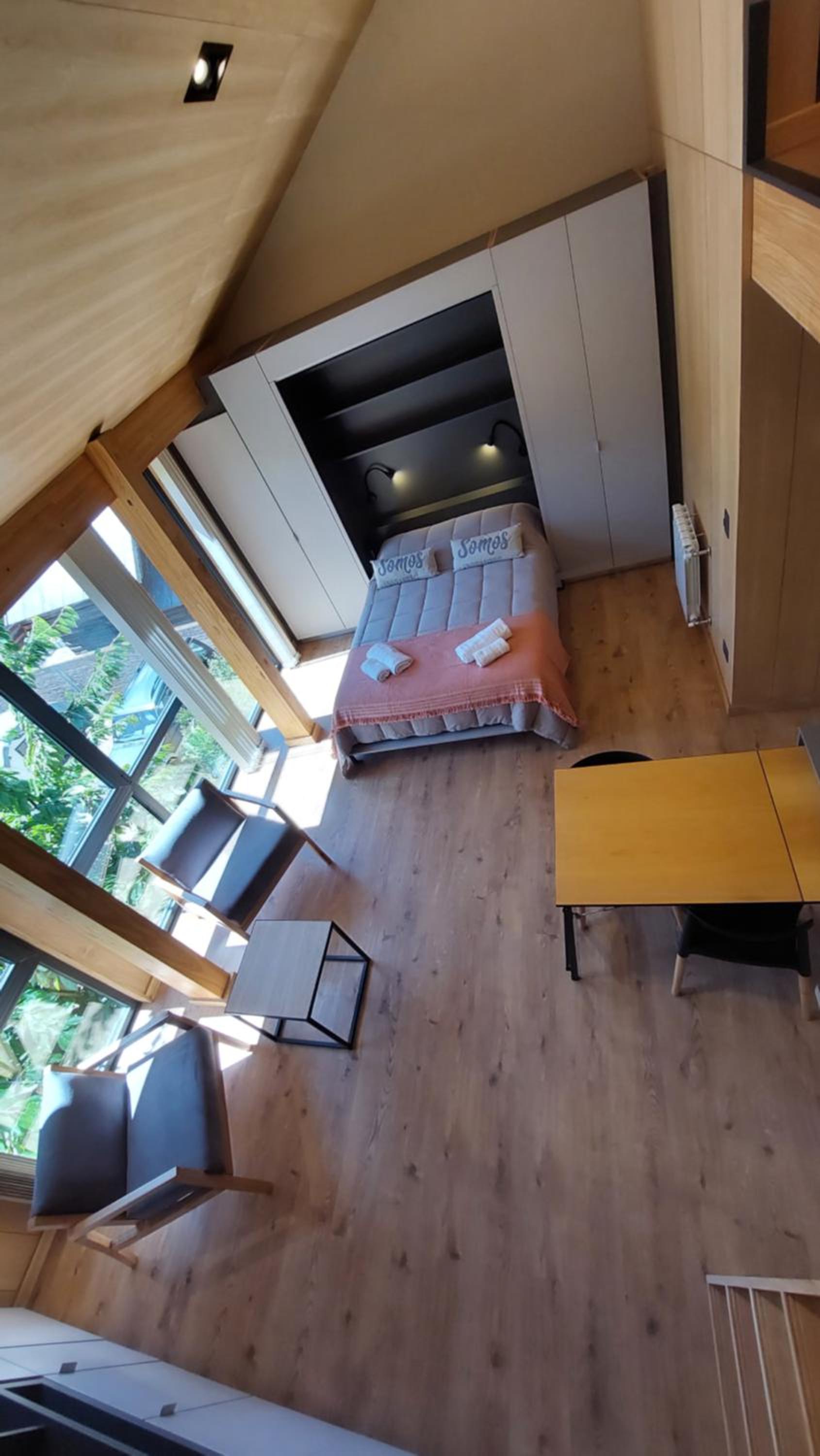 Hermoso monoambiente con entrepiso, para 3 personas, excelente ubicación y vista. 23V5