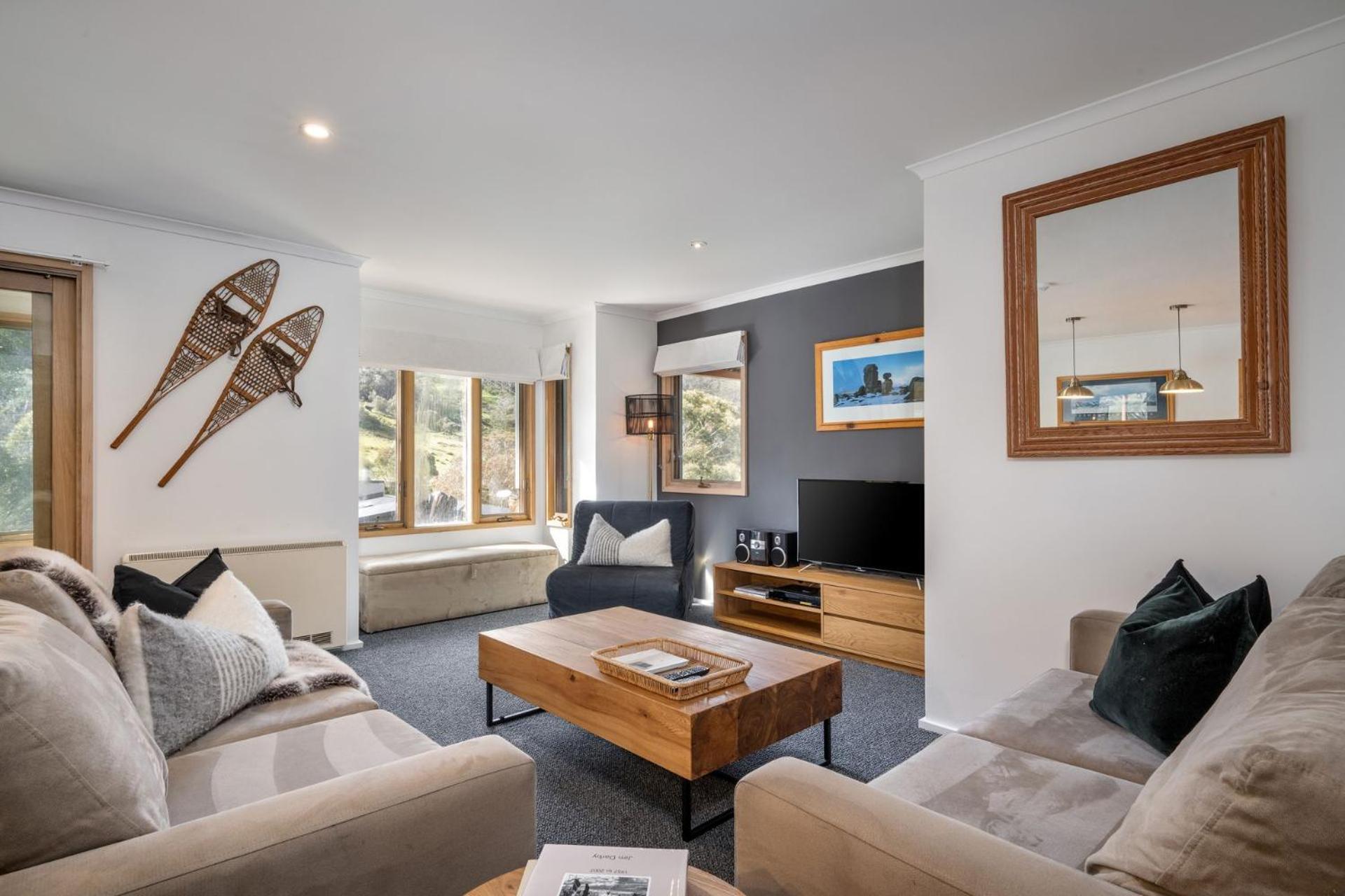 Hotel Lhotsky 1 Bedroom apartment with secluded outlook and onsite parking - Image 1