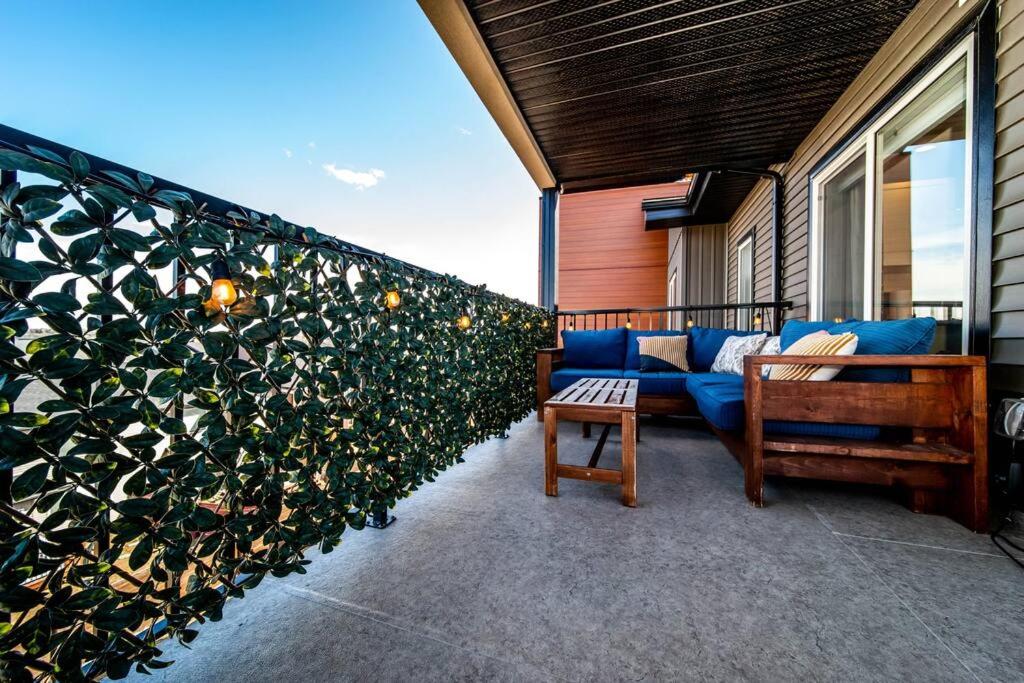 Bright Luxe Condo, AC, Top Floor, King Bed, Balcony!