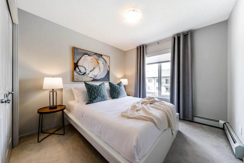 Bright Luxe Condo, AC, Top Floor, King Bed, Balcony!