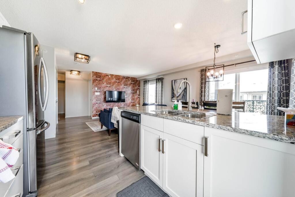 Bright Luxe Condo, AC, Top Floor, King Bed, Balcony!