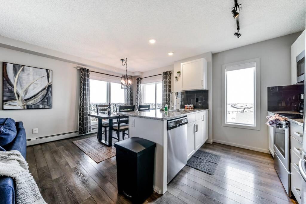 Bright Luxe Condo, AC, Top Floor, King Bed, Balcony!