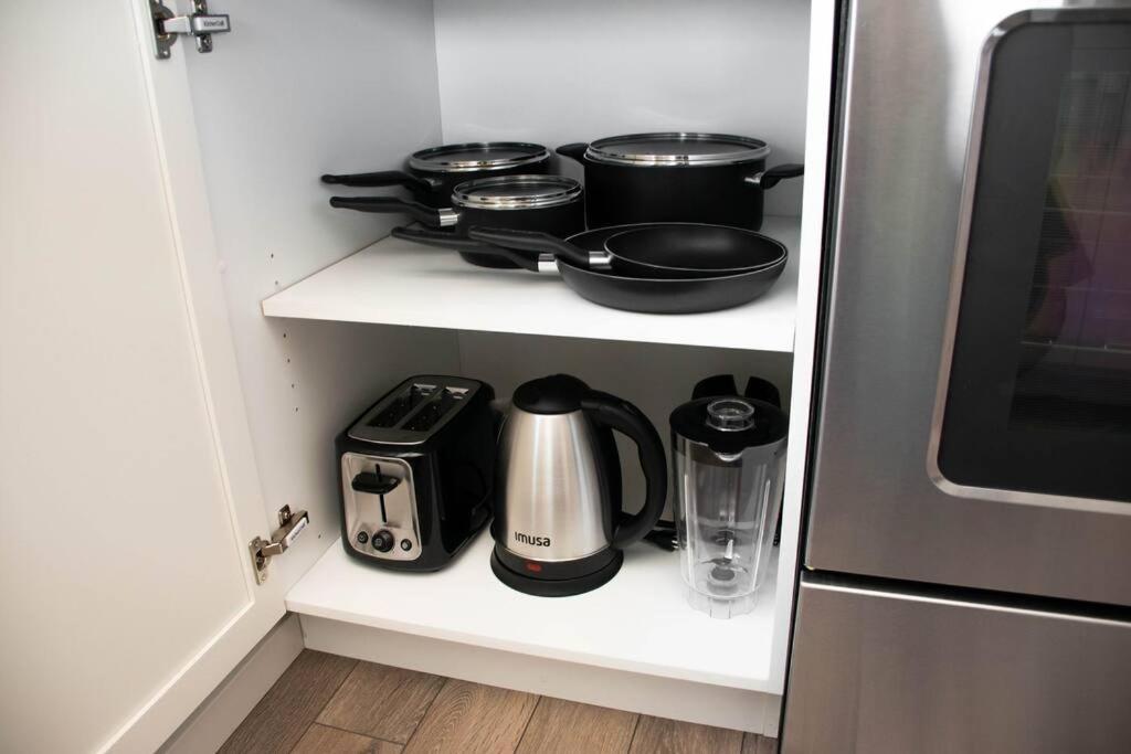 Bright Luxe Condo, AC, Top Floor, King Bed, Balcony!