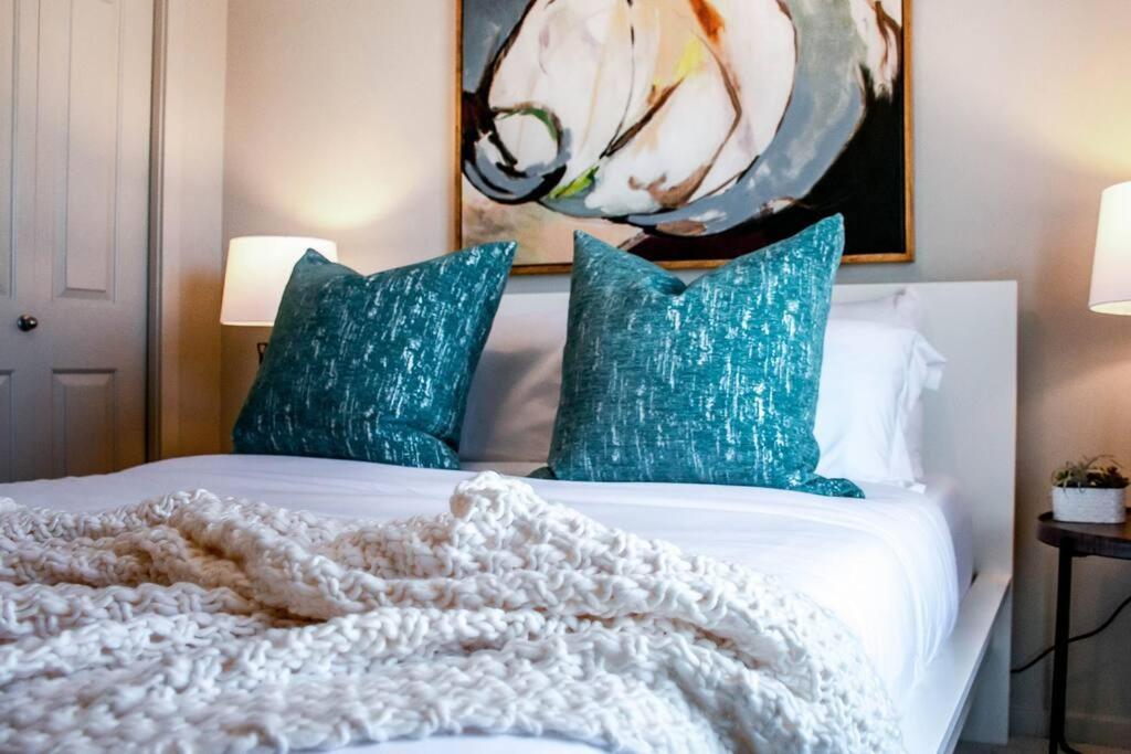 Bright Luxe Condo, AC, Top Floor, King Bed, Balcony!
