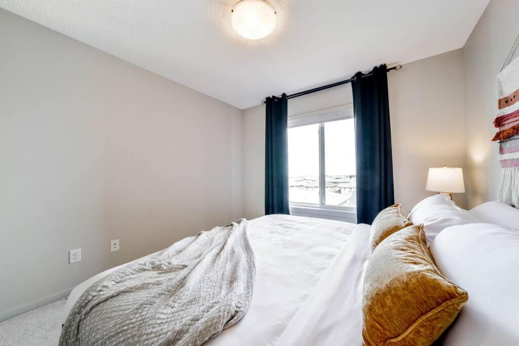 Bright Luxe Condo, AC, Top Floor, King Bed, Balcony!