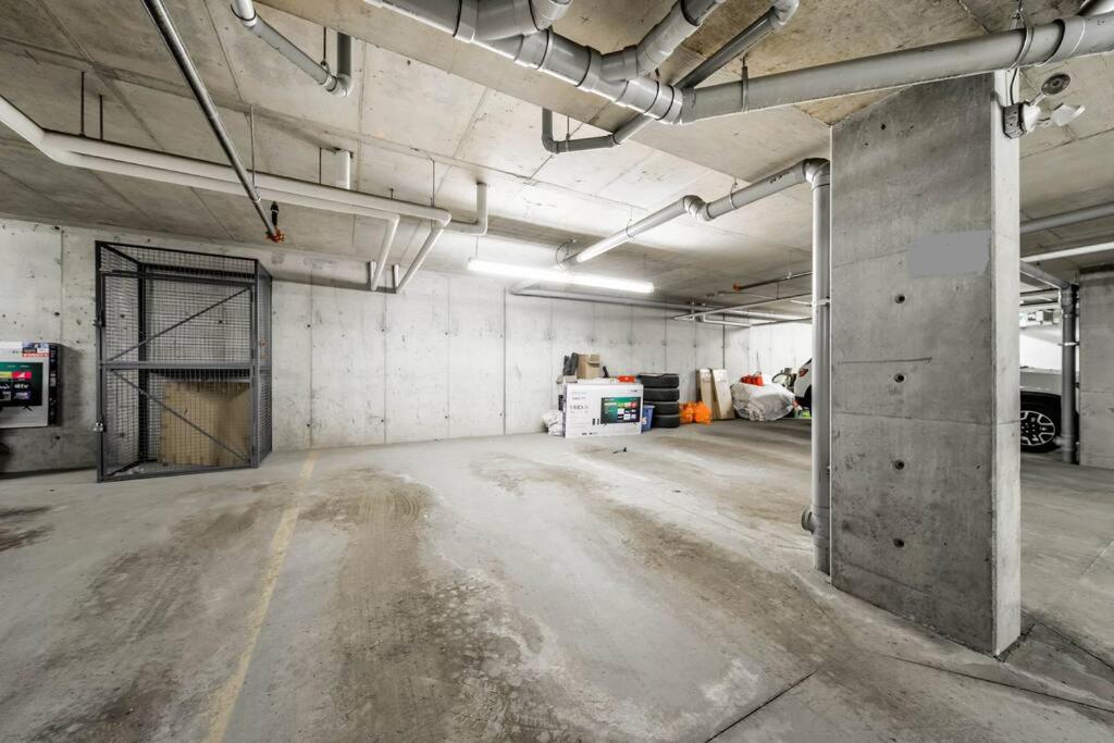 Bright Luxe Condo, AC, Top Floor, King Bed, Balcony!
