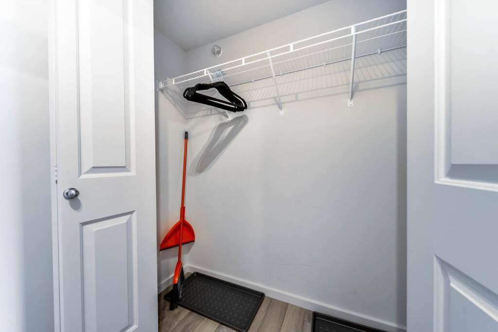 Bright Luxe Condo, AC, Top Floor, King Bed, Balcony!