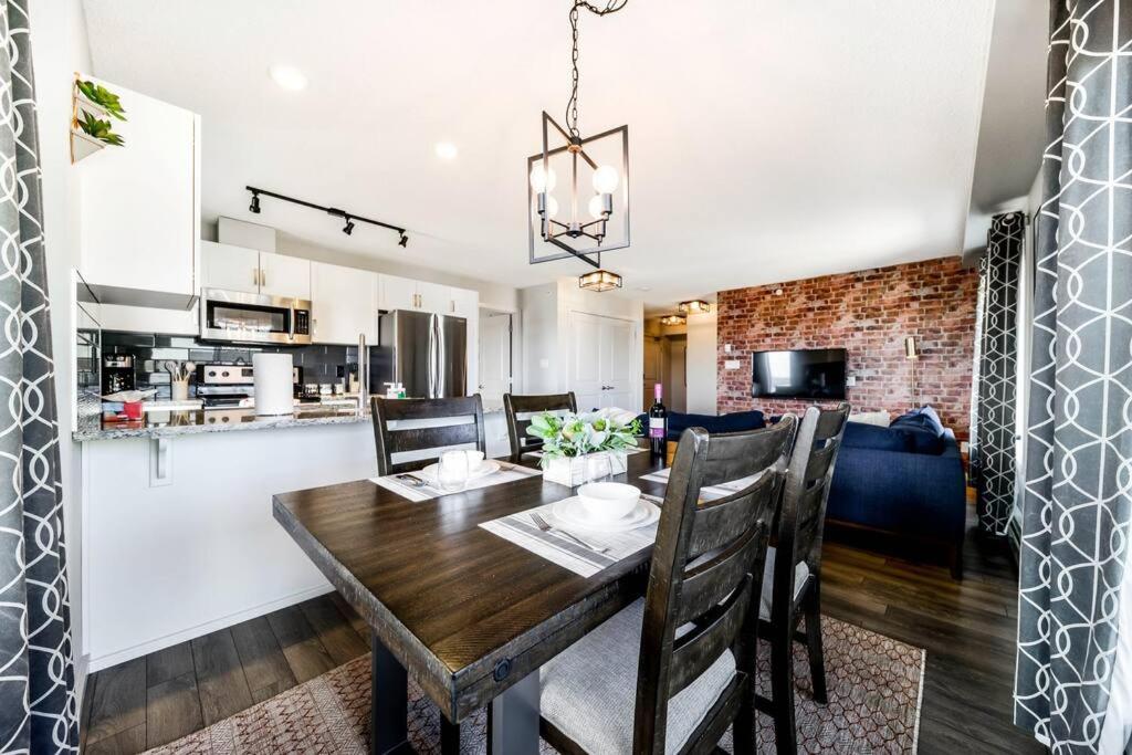 Bright Luxe Condo, AC, Top Floor, King Bed, Balcony!