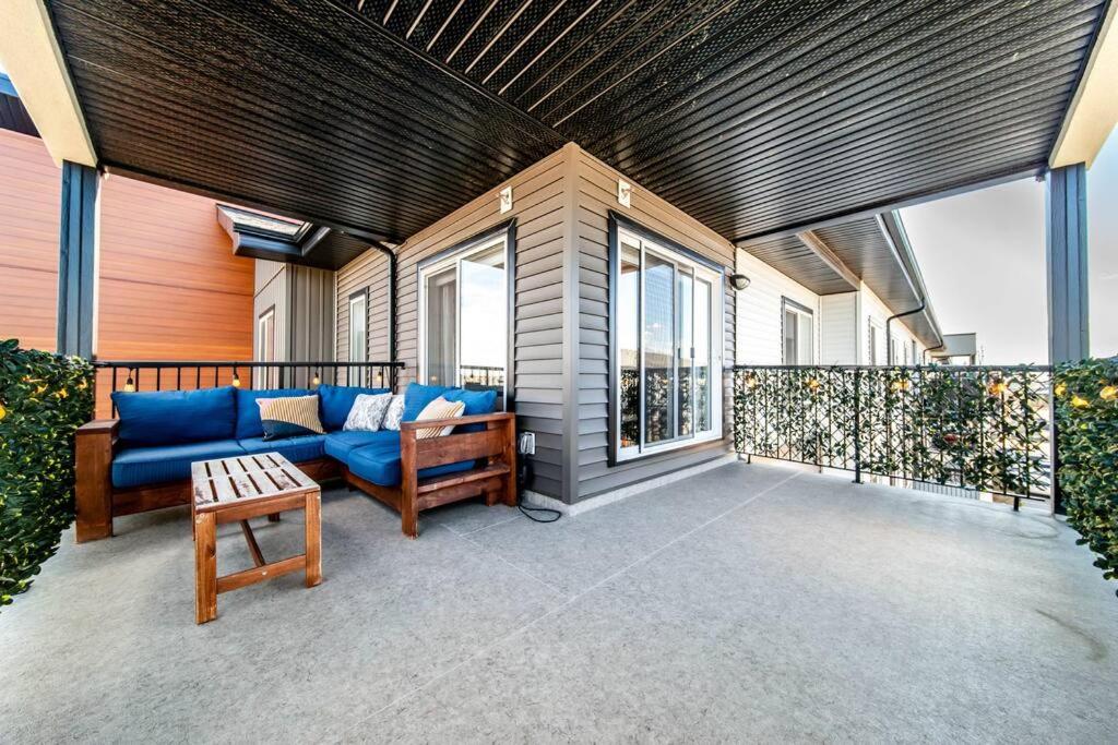 Bright Luxe Condo, AC, Top Floor, King Bed, Balcony!
