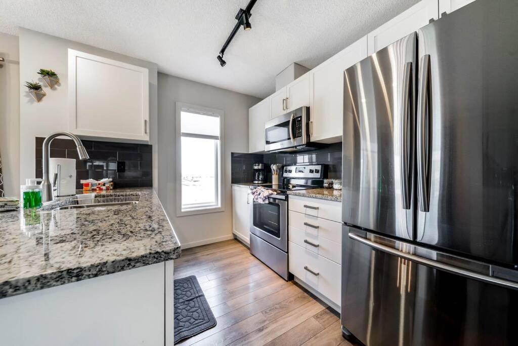 Bright Luxe Condo, AC, Top Floor, King Bed, Balcony!