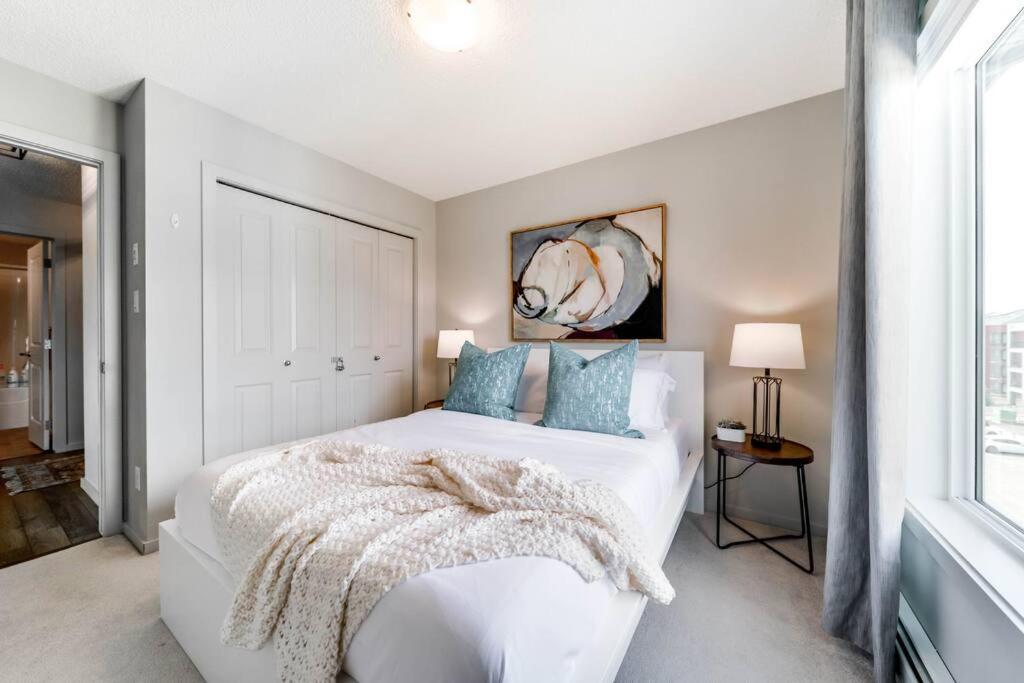 Bright Luxe Condo, AC, Top Floor, King Bed, Balcony!