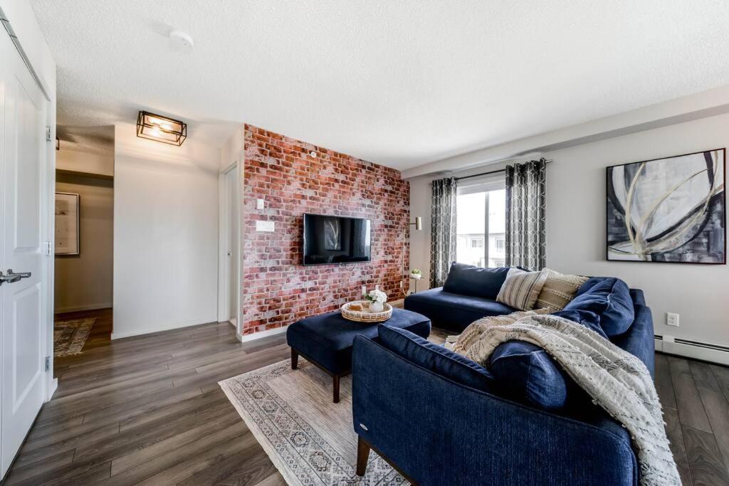 Bright Luxe Condo, AC, Top Floor, King Bed, Balcony!