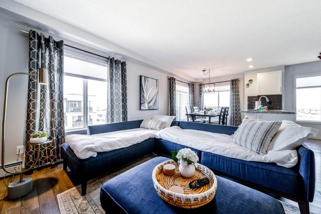 Bright Luxe Condo, AC, Top Floor, King Bed, Balcony!
