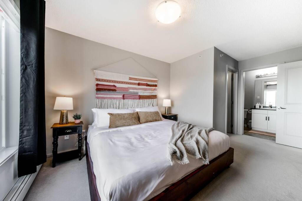 Bright Luxe Condo, AC, Top Floor, King Bed, Balcony!