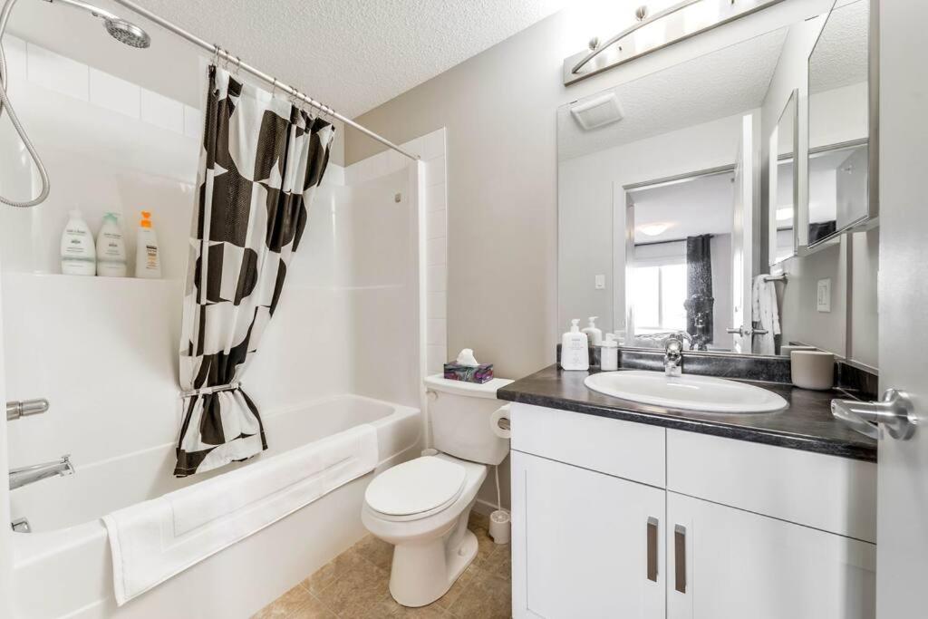Bright Luxe Condo, AC, Top Floor, King Bed, Balcony!