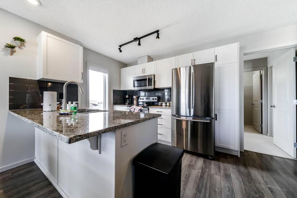 Bright Luxe Condo, AC, Top Floor, King Bed, Balcony!
