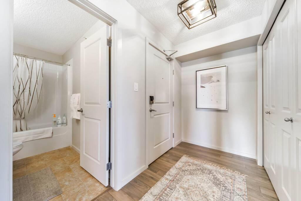 Bright Luxe Condo, AC, Top Floor, King Bed, Balcony!