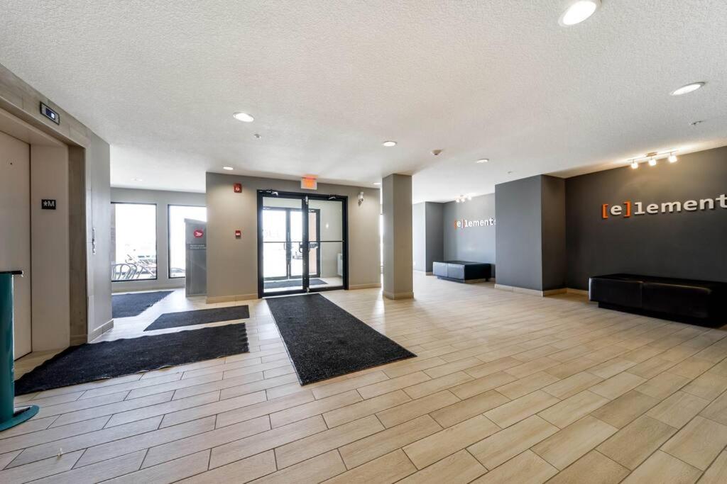 Bright Luxe Condo, AC, Top Floor, King Bed, Balcony!