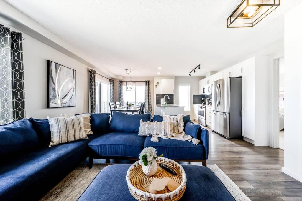 Bright Luxe Condo, AC, Top Floor, King Bed, Balcony!