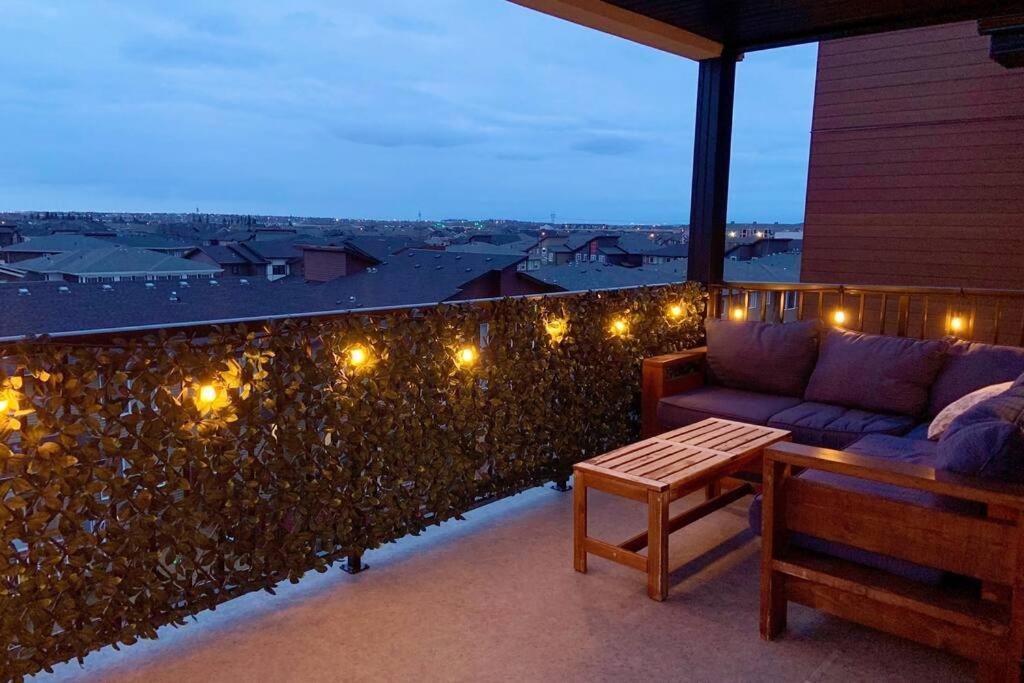 Bright Luxe Condo, AC, Top Floor, King Bed, Balcony!