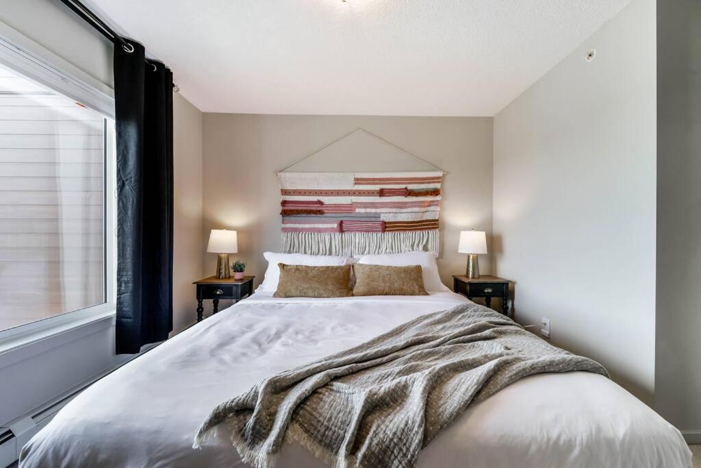 Bright Luxe Condo, AC, Top Floor, King Bed, Balcony!