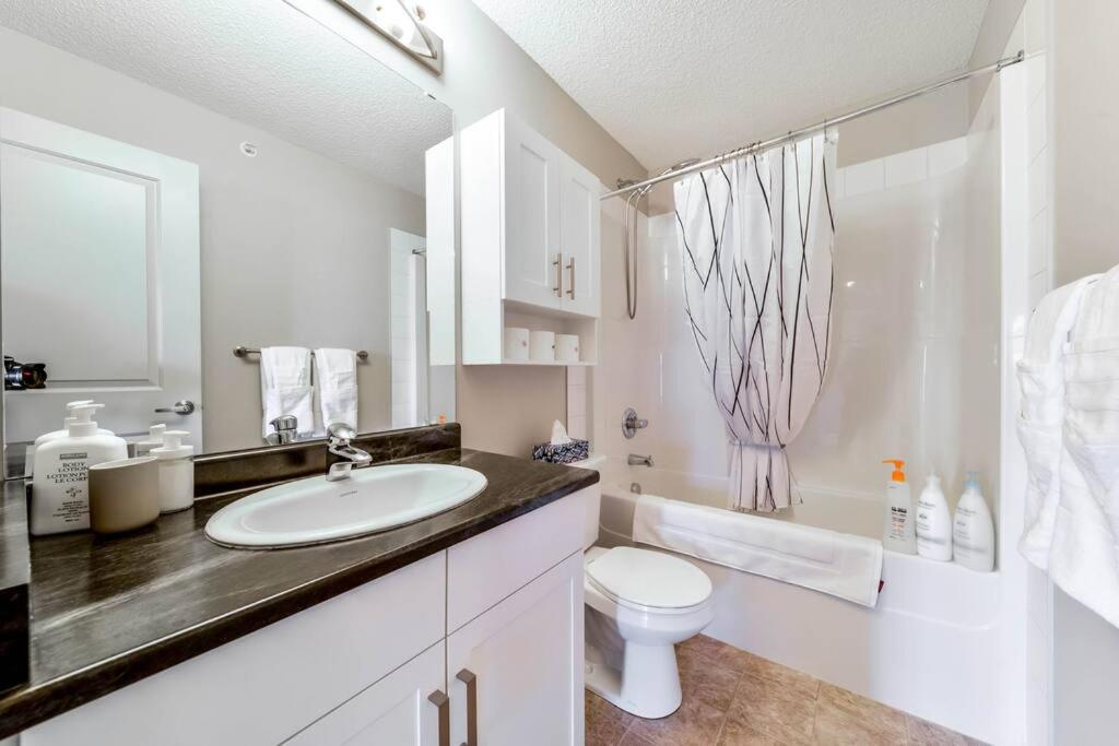 Bright Luxe Condo, AC, Top Floor, King Bed, Balcony!