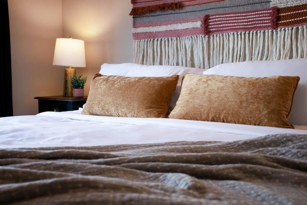 Bright Luxe Condo, AC, Top Floor, King Bed, Balcony!