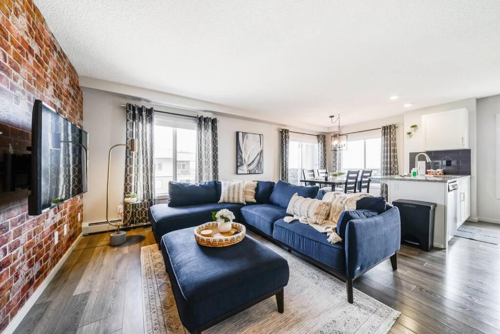 Bright Luxe Condo, AC, Top Floor, King Bed, Balcony!