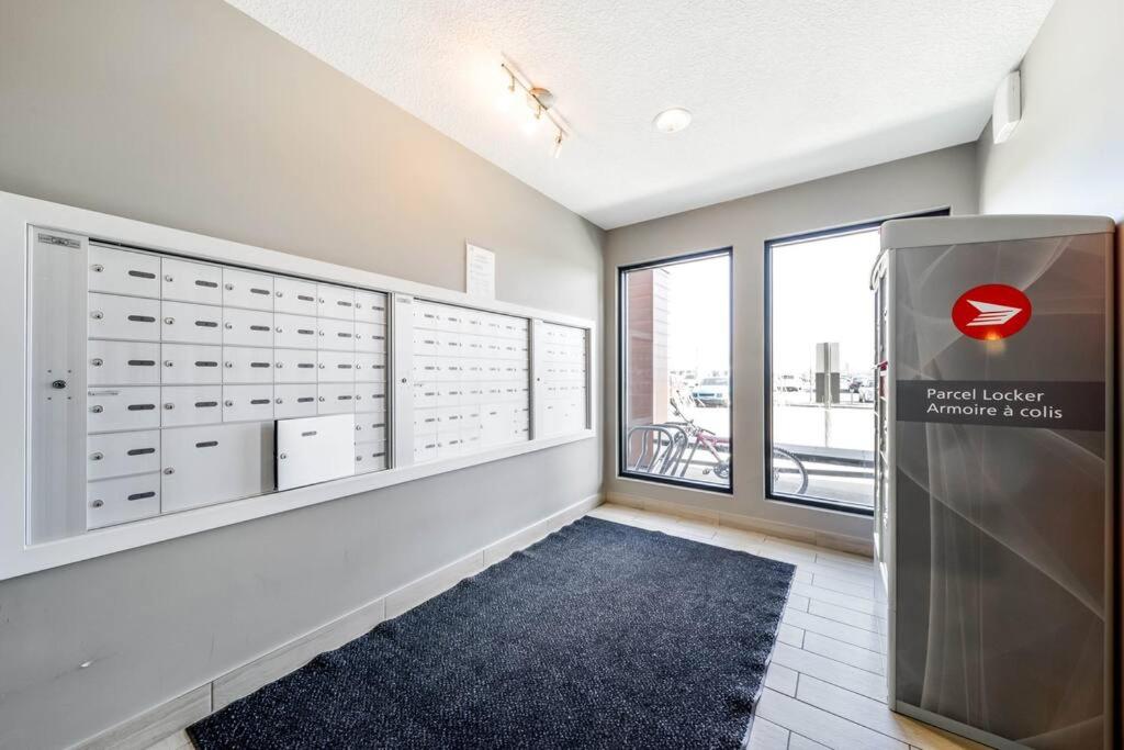 Bright Luxe Condo, AC, Top Floor, King Bed, Balcony!