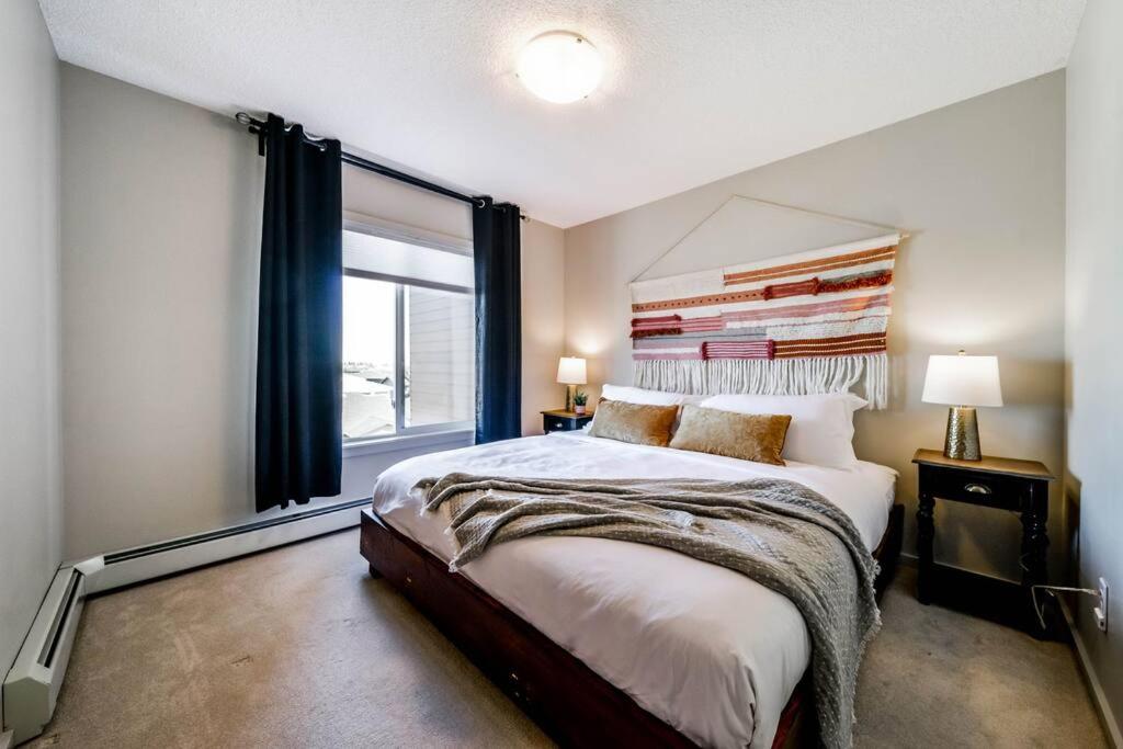 Bright Luxe Condo, AC, Top Floor, King Bed, Balcony!