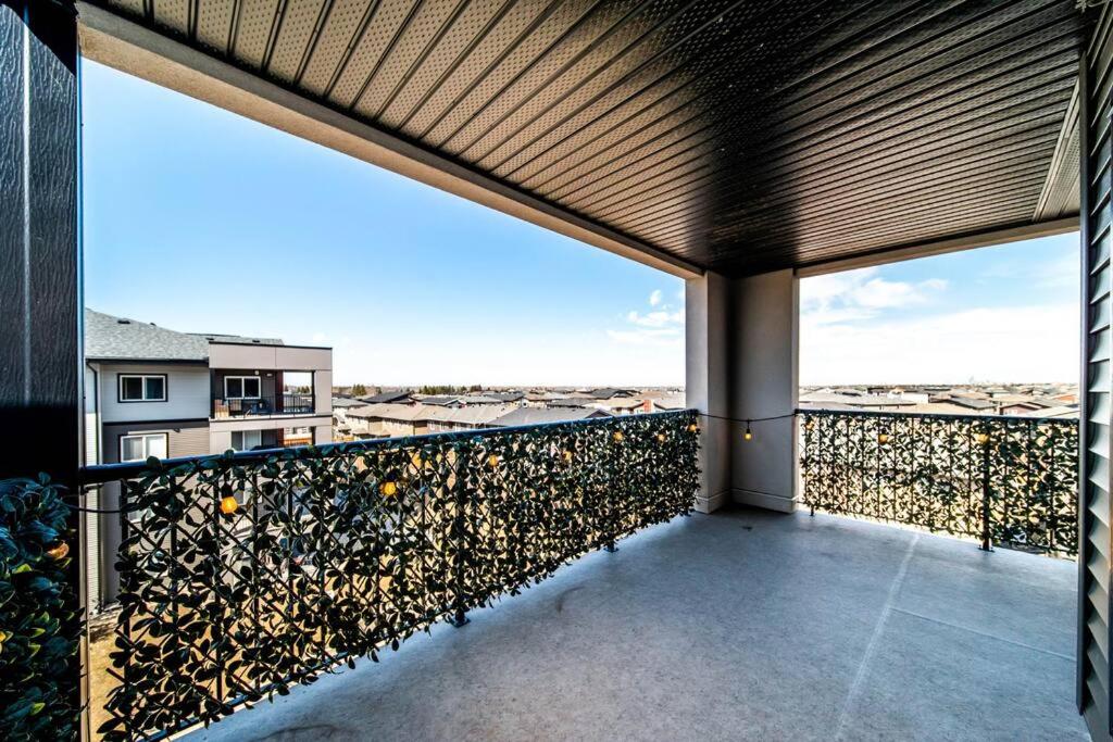Bright Luxe Condo, AC, Top Floor, King Bed, Balcony!