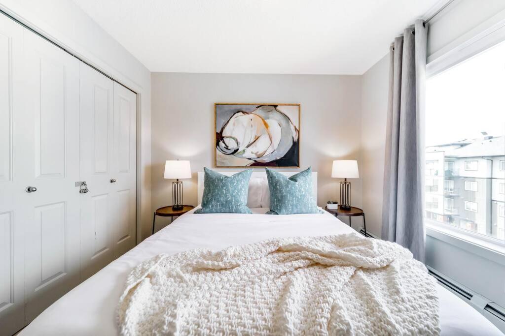 Bright Luxe Condo, AC, Top Floor, King Bed, Balcony!