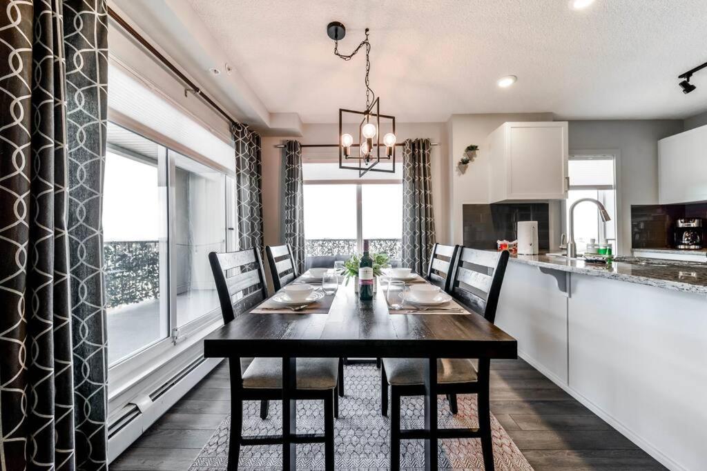 Bright Luxe Condo, AC, Top Floor, King Bed, Balcony!