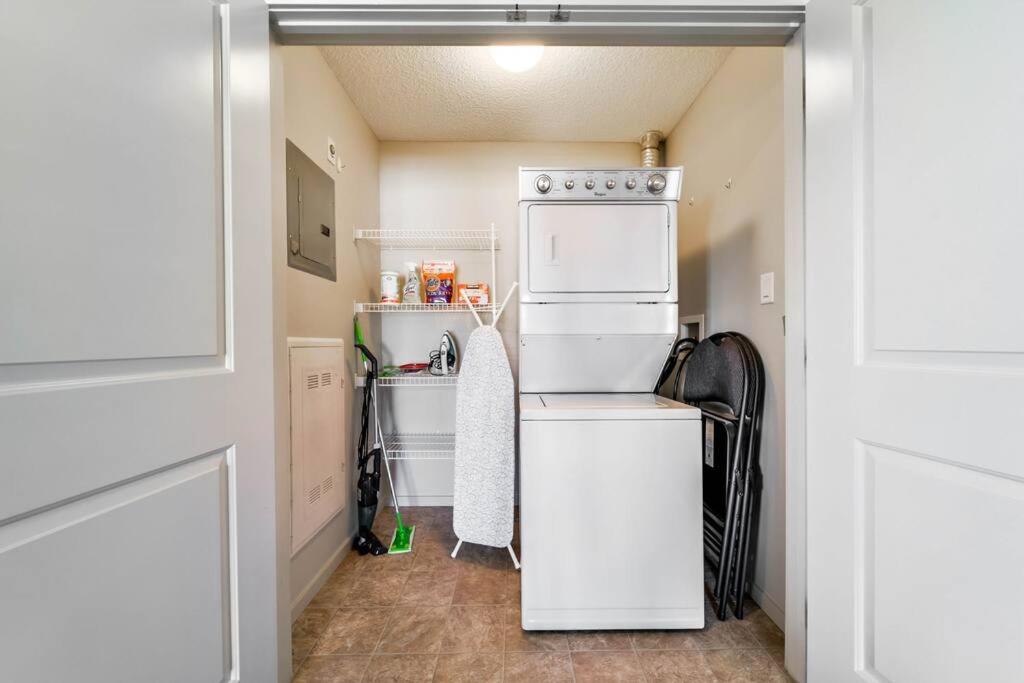 Bright Luxe Condo, AC, Top Floor, King Bed, Balcony!