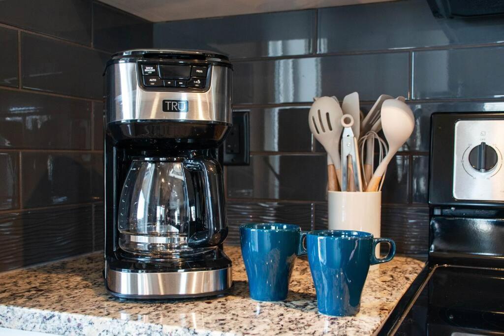 Bright Luxe Condo, AC, Top Floor, King Bed, Balcony!