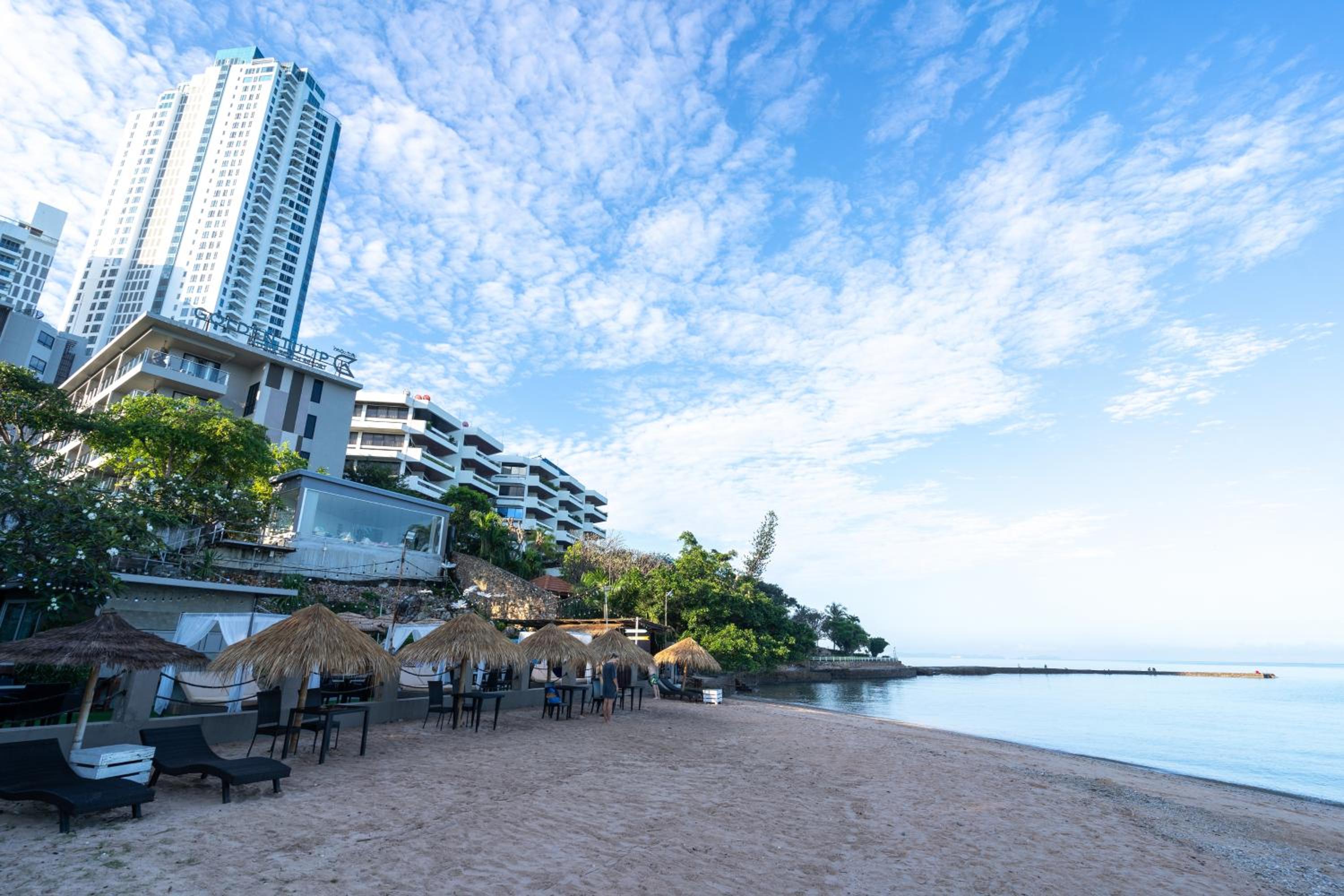 Mayaana Beach Resort Pattaya - Formerly Golden Tulip Pattaya Beach Resort